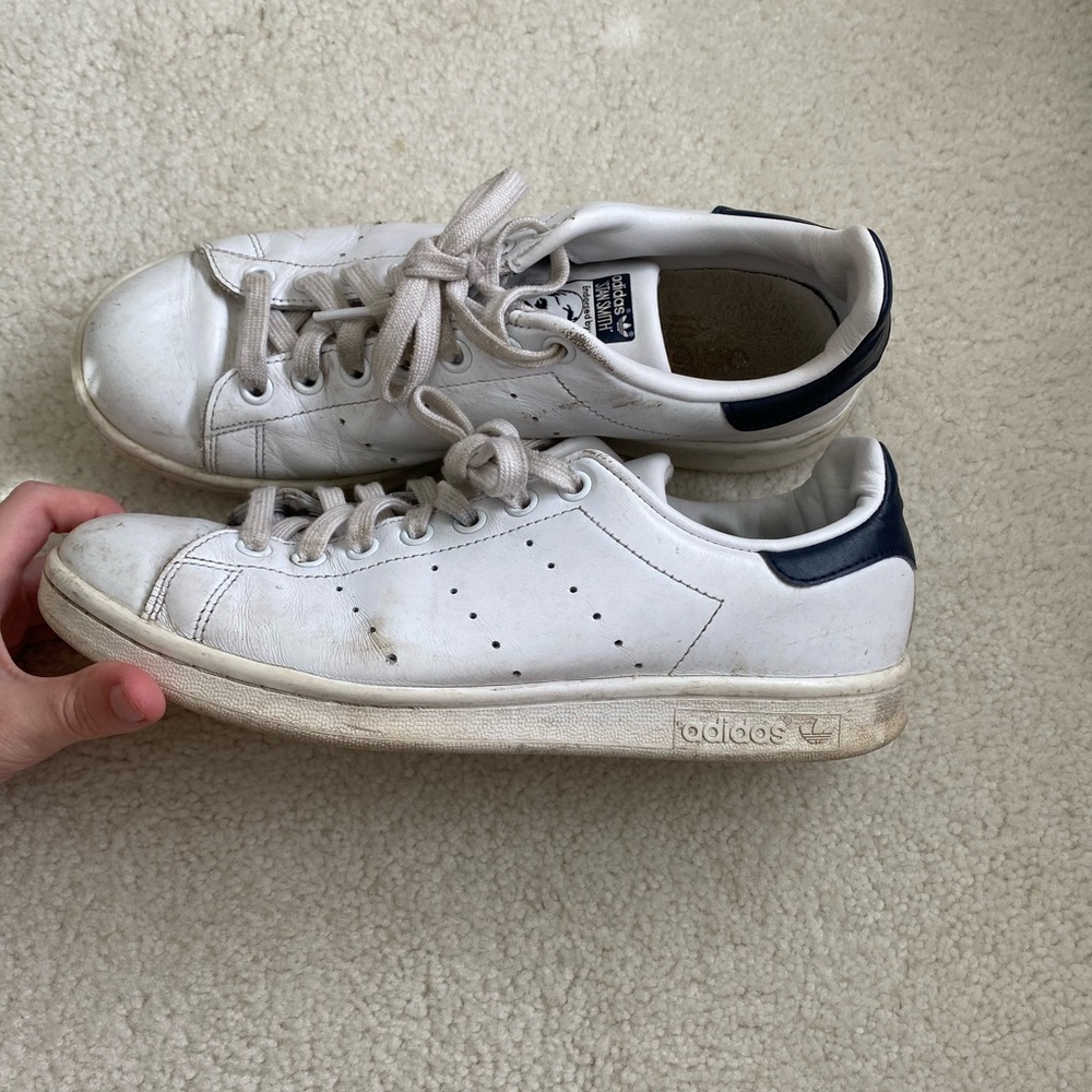 Adidas Stan smiths in white and navy